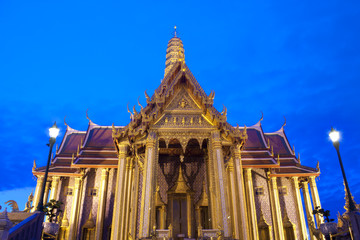 Fototapeta premium Buddhist temple Grand Palace at night in Bangkok, Thailand