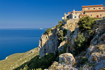 Fototapeta na wymiar Adriatic nadmorskie miasteczko na skale - Lubenice