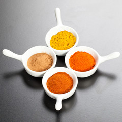 Assortimento di spezie piccanti in ciotole rosse