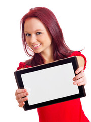 Frau streckt Tablet PC in Richtung Kamera