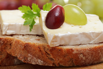 Krustenbrot mit Brie und Trauben