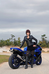 Fototapeta na wymiar Die schwarze Lederjacke und das blaue Motorrad