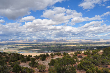 Fototapeta na wymiar Krajobraz z błękitne niebo i drzewa w Kolorado