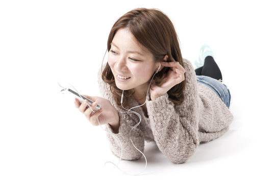音楽を聴く女性