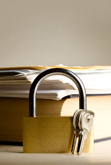 Naklejka premium Key lock against the background of paper