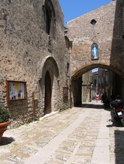 Naklejka premium Erice, arco con la madonna