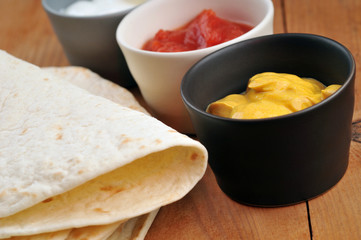 Galettes de blé et trois sauces