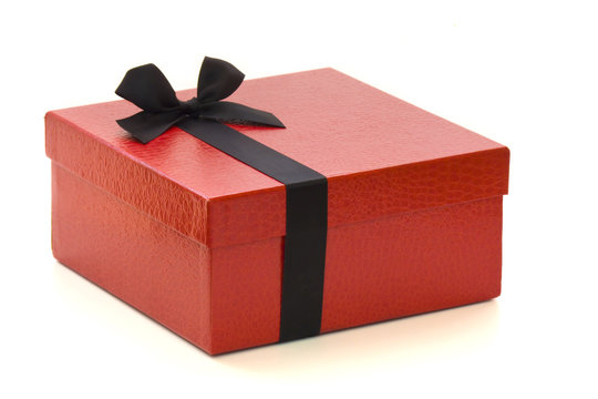 Caja de regalo roja con listón negro Stock Photo