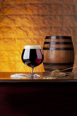 Birra scura ambientata con botte