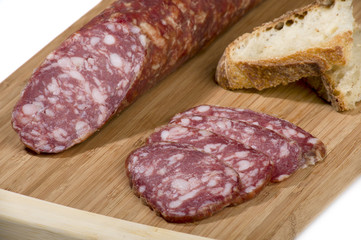 Salame e pane su tagliere