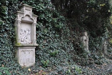 Kreuzweg Grabsteine