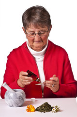 Seniorin mit Naturheilmittel
