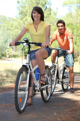 Obraz premium Couple on a bike ride in the countryside