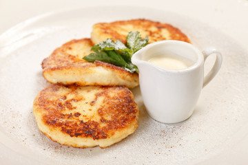 Cheese pancakes with sour cream