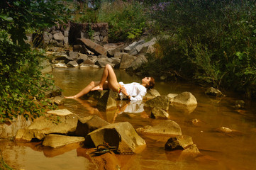 Fototapeta niesamowita dziewczyna nad rzeką obraz