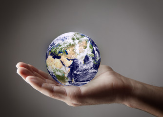 mondo in mano maschile