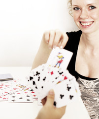 Frau zieht eine Karte