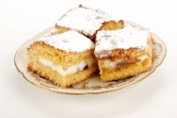 TRE PEZZI DI DOLCE CON RICOTTA