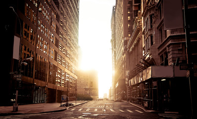 Absolutnie pusta ulica w Nowym Jorku wczesnym rankiem - 37631393