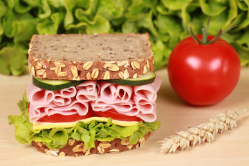 Brot belegt mit Schinken