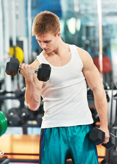 Fototapeta na wymiar bodybuilder man doing biceps muscle exercises