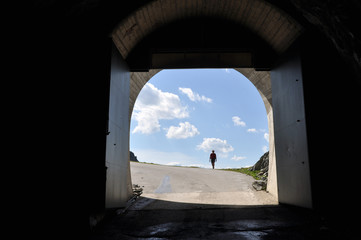Mann an einem Tunnel