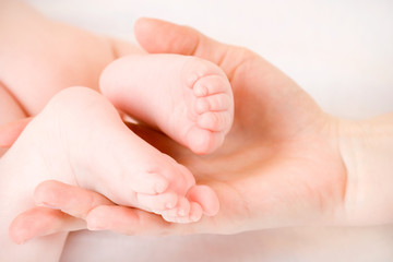 Obraz na płótnie Canvas baby's foot in mother hands