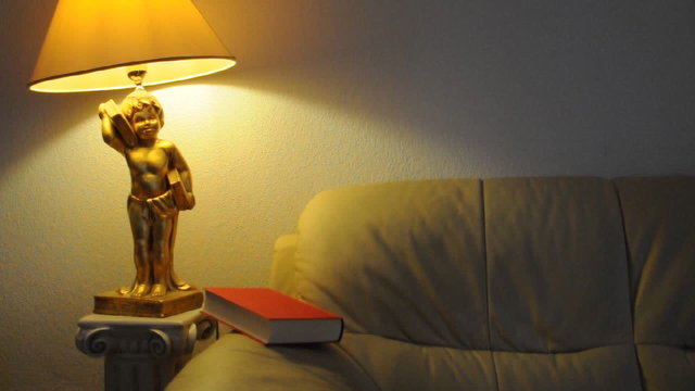 Mann liest ein Buch auf dem Sofa