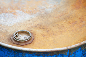 Cover the metal barrel