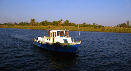 Fototapeta na wymiar Remorqueur sur le Nil.