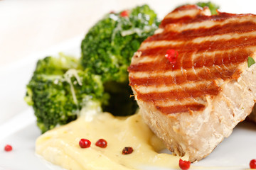 tuna steak with broccoli