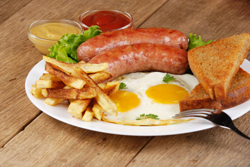 Fried eggs with sausages