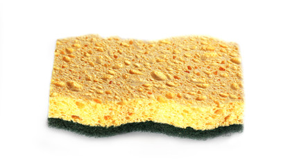 éponge de cuisine sur fond blanc