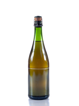 bouteille de cidre sur fond blanc