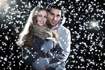 Verliebtes Paar mit Glühwein im Schnee Porträt