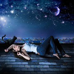 Mädchen auf Dach liegend unter wunderschönem Sternenhimmel / h
