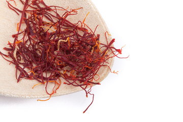 Naklejka premium Hebras de azafrán en una cuchara de palo