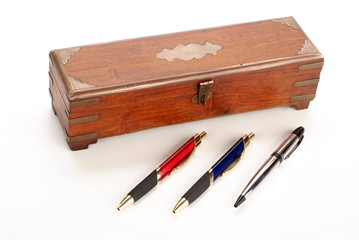 TRE PENNE  ED UN COFANETTO