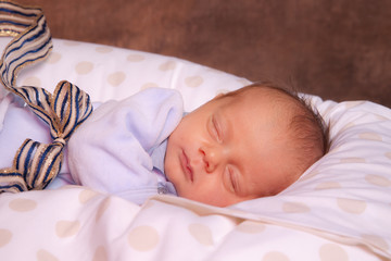 b&eacute;b&eacute; de 3 semaines qui fait la si&egrave;ste