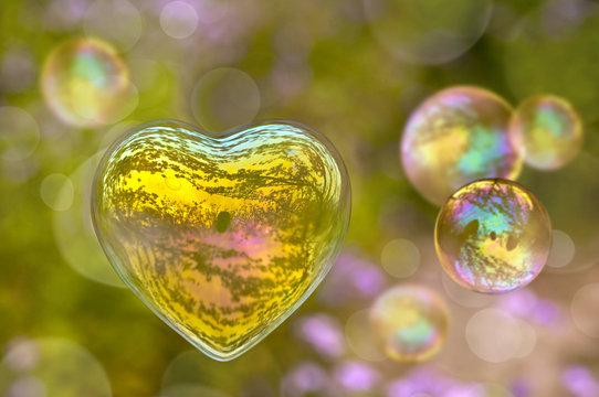 Bulles de savon en forme de c&oelig;ur fond vert nature, carte de Saint-Valentin, salutations pour le jour des Valentine, concept d'amour