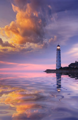 Obraz premium Beautiful seascape with a lighthouse at sunset