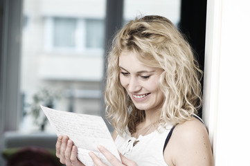 junge Frau liest Brief