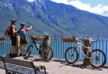 Obraz premium Tremosine, belvedere sul lago di Garda con ciclisti