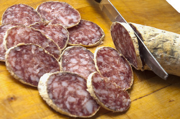 SALAME A FETTE CON COLTELLO