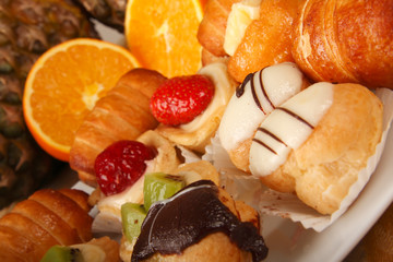 Dolci Mignon con frutta e creme