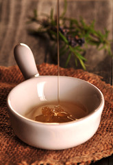 Miód w białej kokilce © Justyna Kaminska