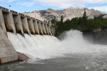 Hydro elektrische dam overlaat