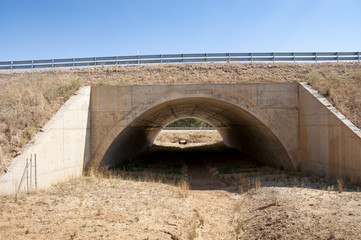 Fototapeta na wymiar Przejście przyrody. Zdjęcie zrobione w A-15 autostrady, Soria, Hiszpania