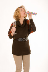 Lustige alte Frau mit Luftschlangen