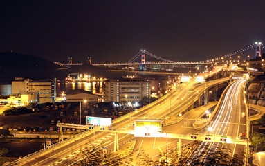 Fototapeta na wymiar noc sceny z autostrady Bridge w Hongkongu.